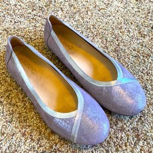 Size 7 Vionic Flats